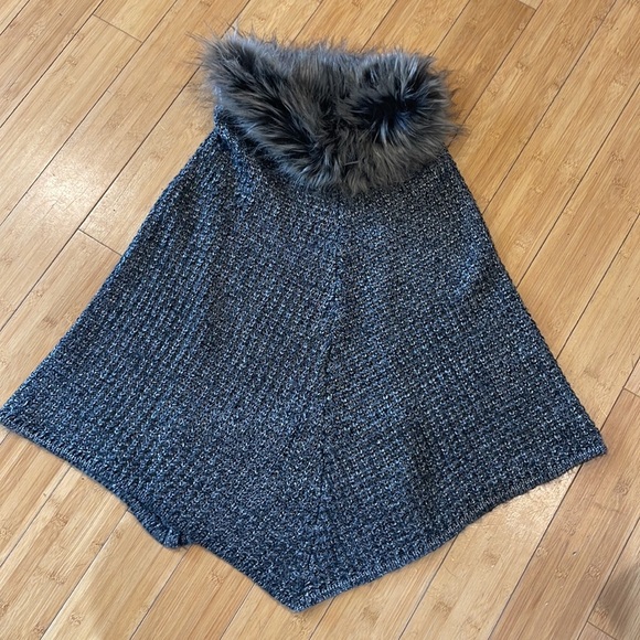 Roffe Accessories Faux fur Collar Sweater Poncho - Picture 8 of 12